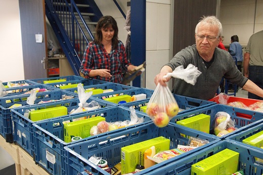 PE steekt handen uit de mouwen bij de Voedselbank